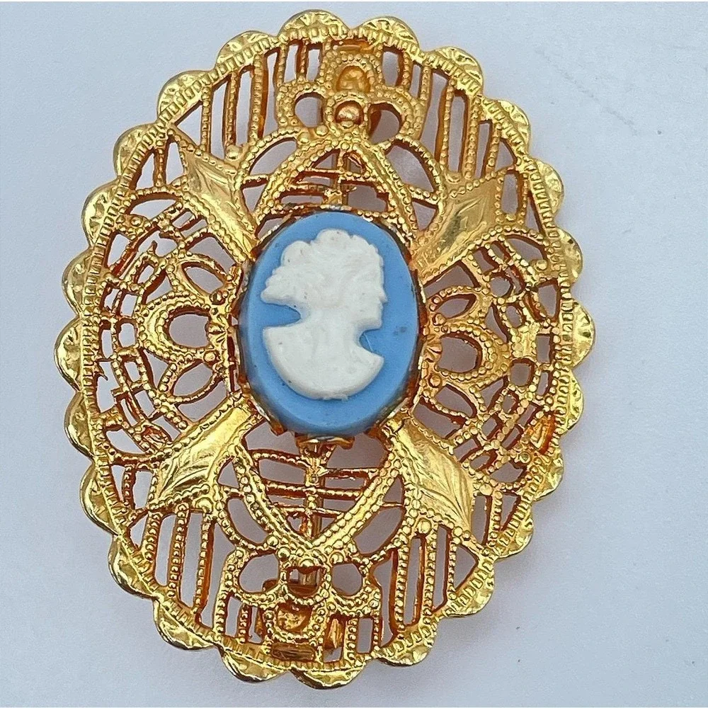Vintage 90s Cameo Brooch Gold Tone Filigree Oval Victorian Style‎ Pin Jewelry